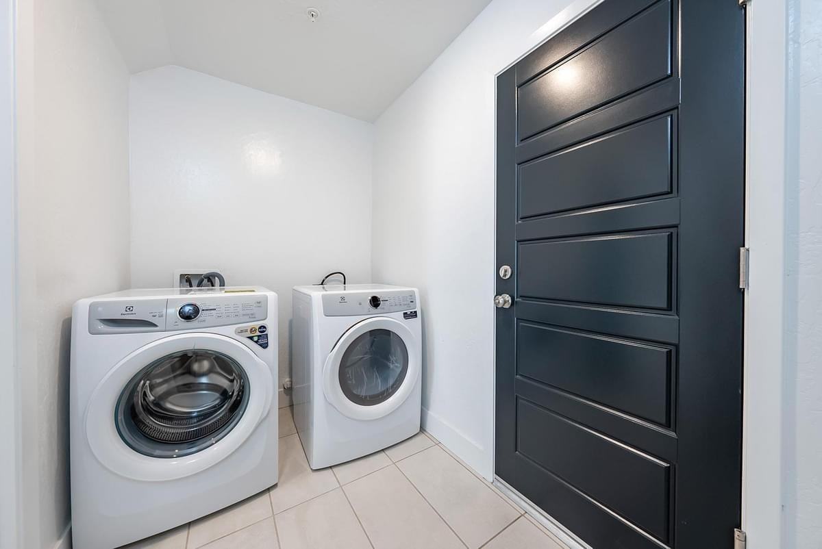 2885 E Tamarind Dr #1 - Photo 5 of 39