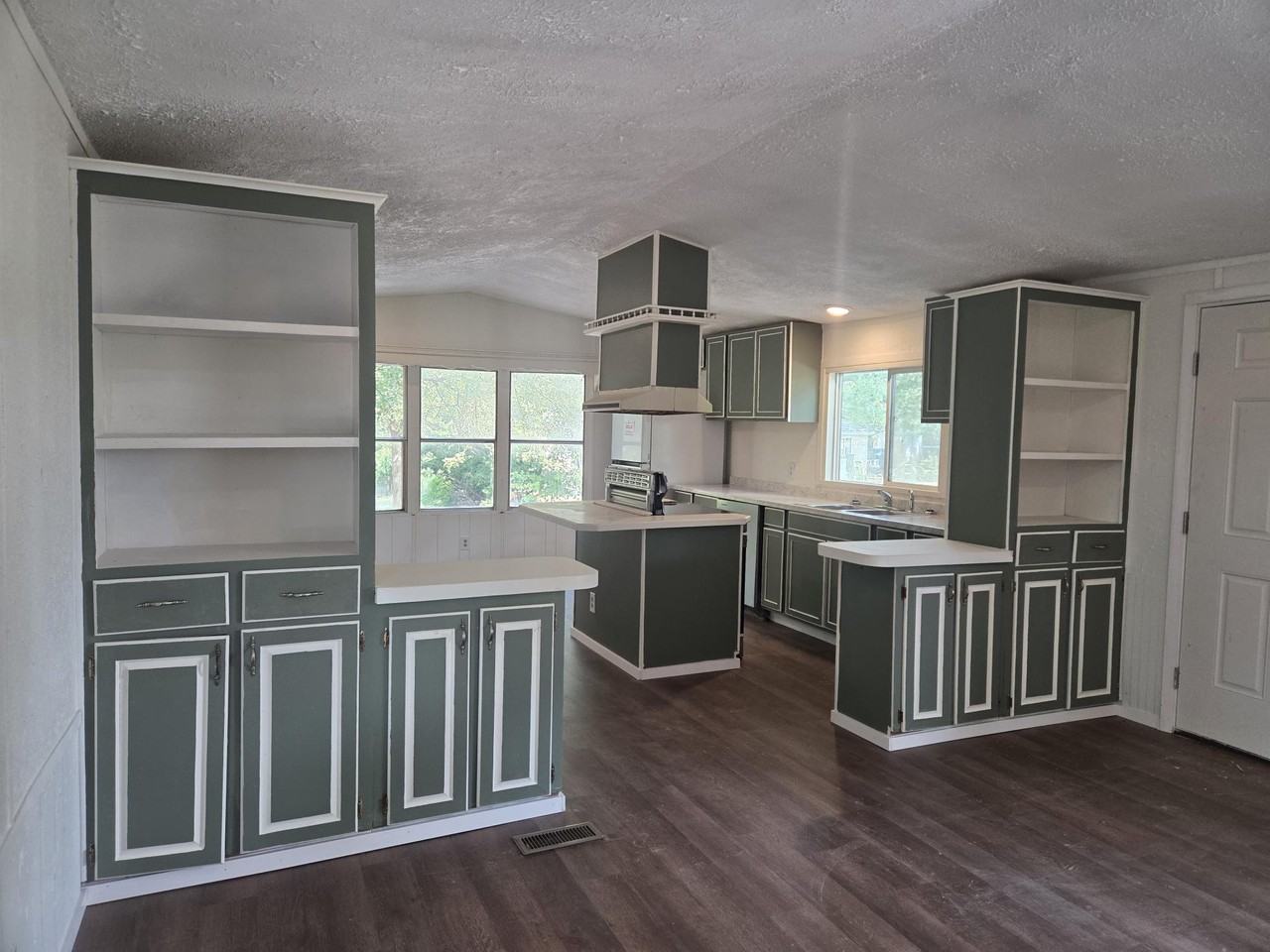 1008 W Kirkwood St #1 - Photo 3 of 12