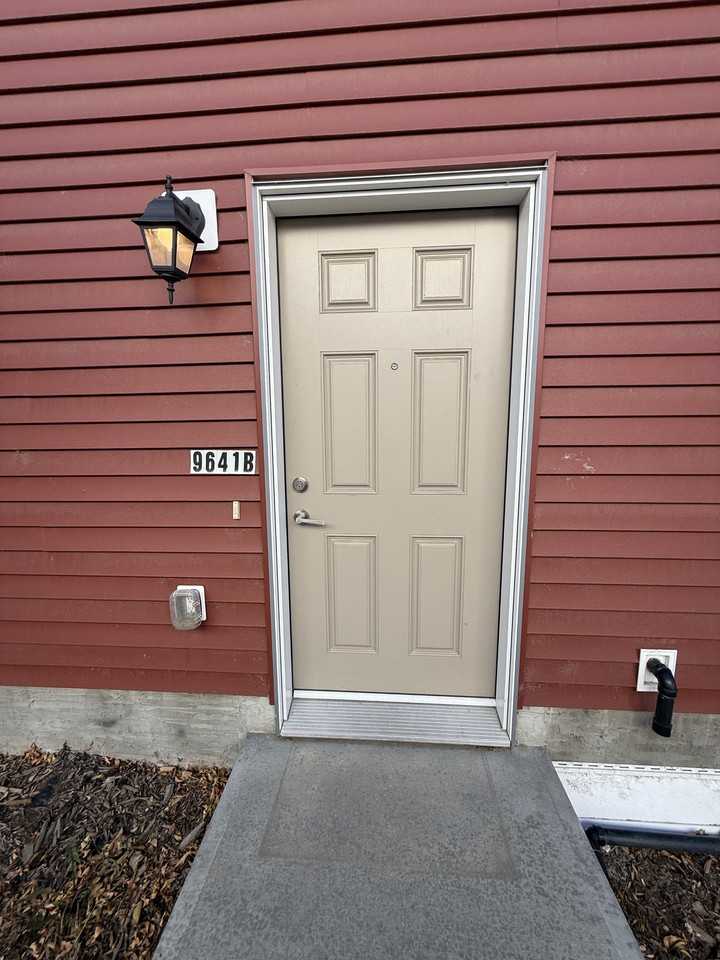9641 155 St Nw - Photo 2 of 24