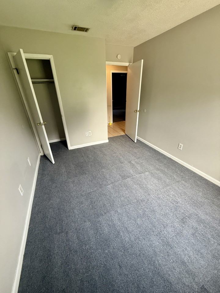 174 Creek Dr #B - Photo 3 of 8