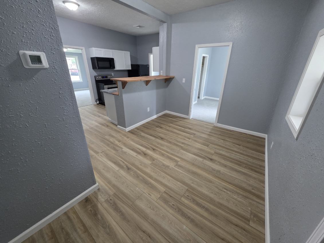 207 E Knox St #1 - Photo 3 of 9