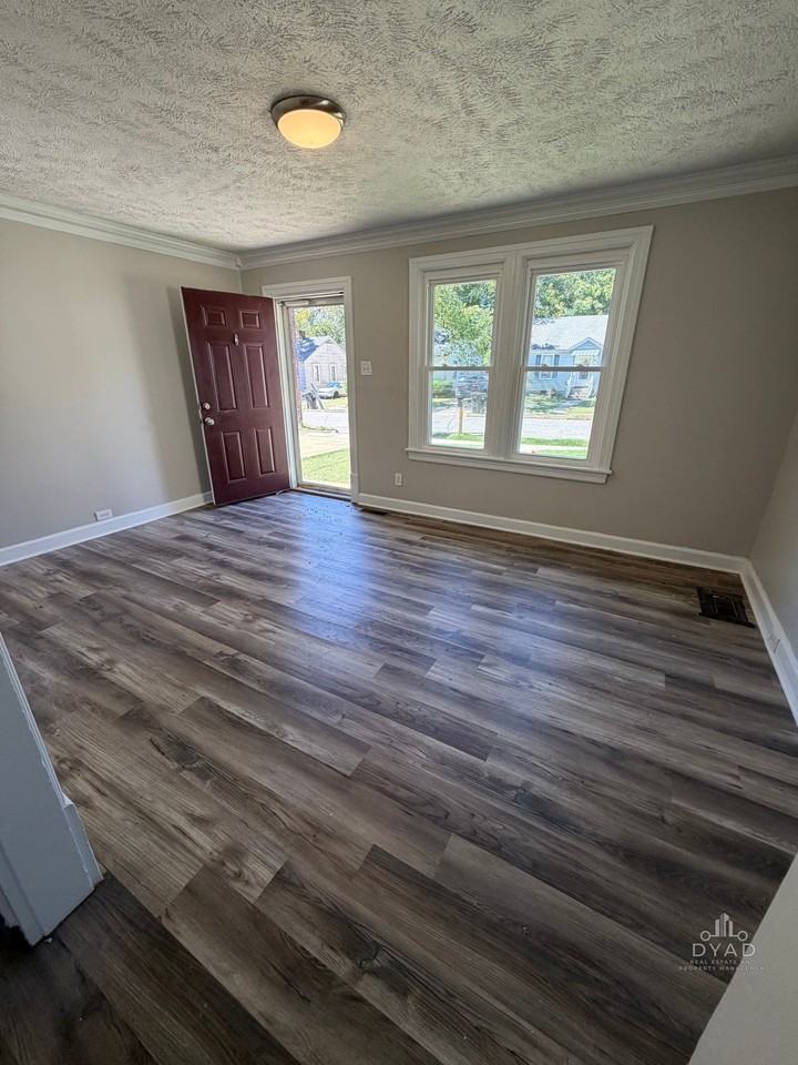324 Victory Ave #1 - Photo 3 of 11