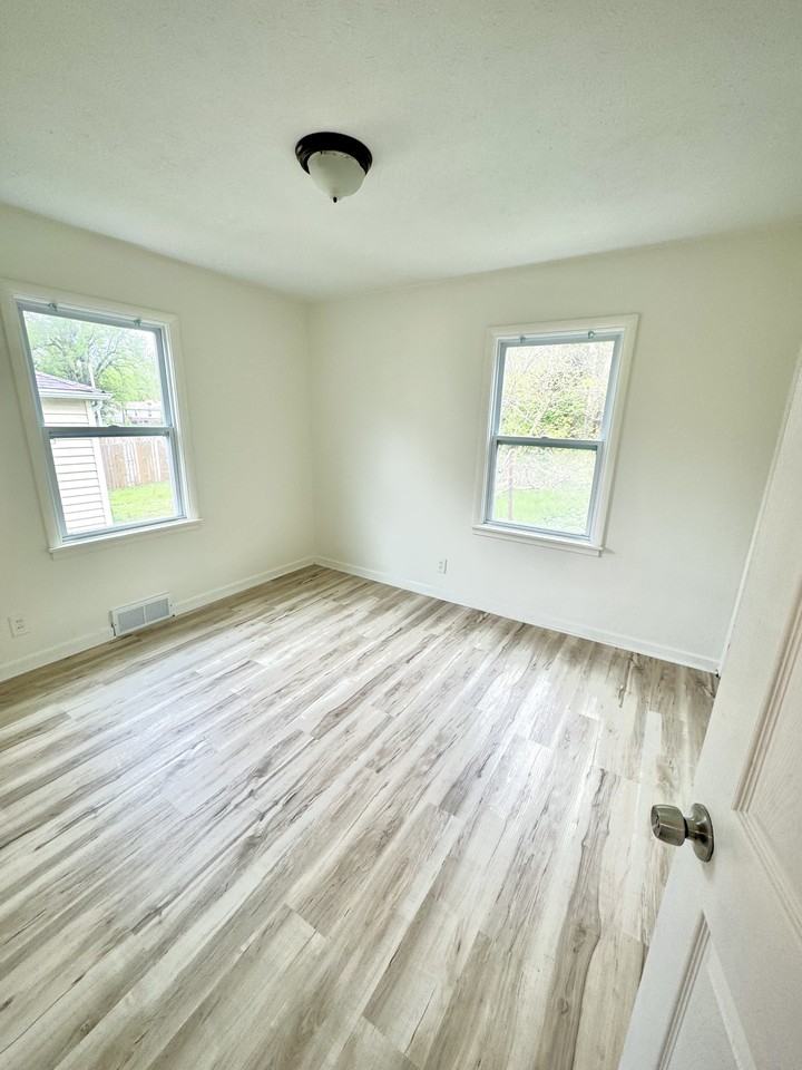 4022 N 42nd St #1 - Photo 3 of 15