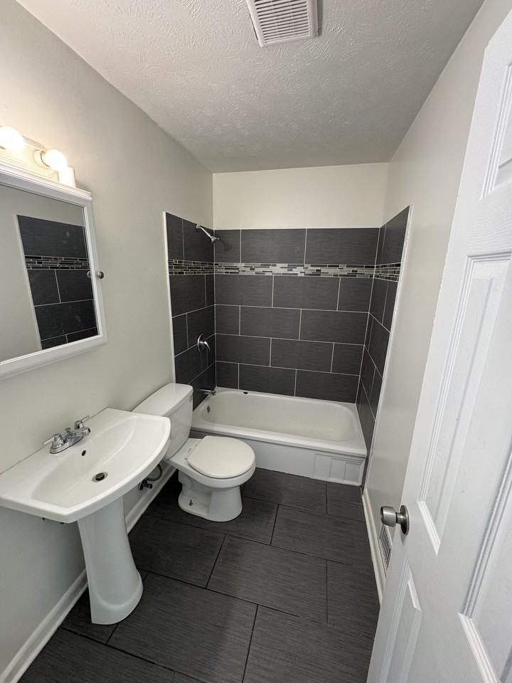 4022 N 42nd St #1 - Photo 4 of 15