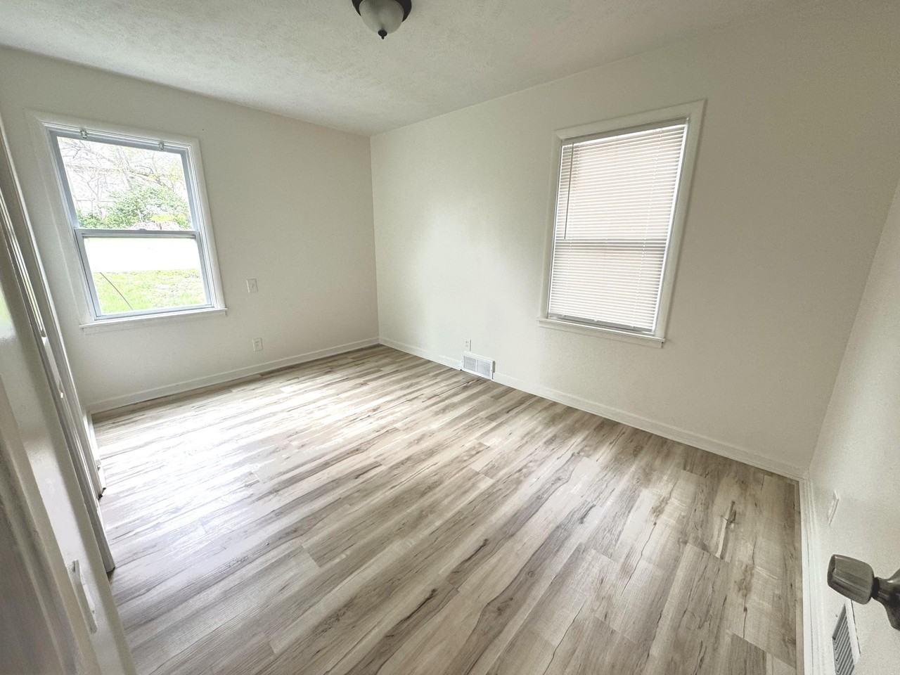 4022 N 42nd St #1 - Photo 5 of 15