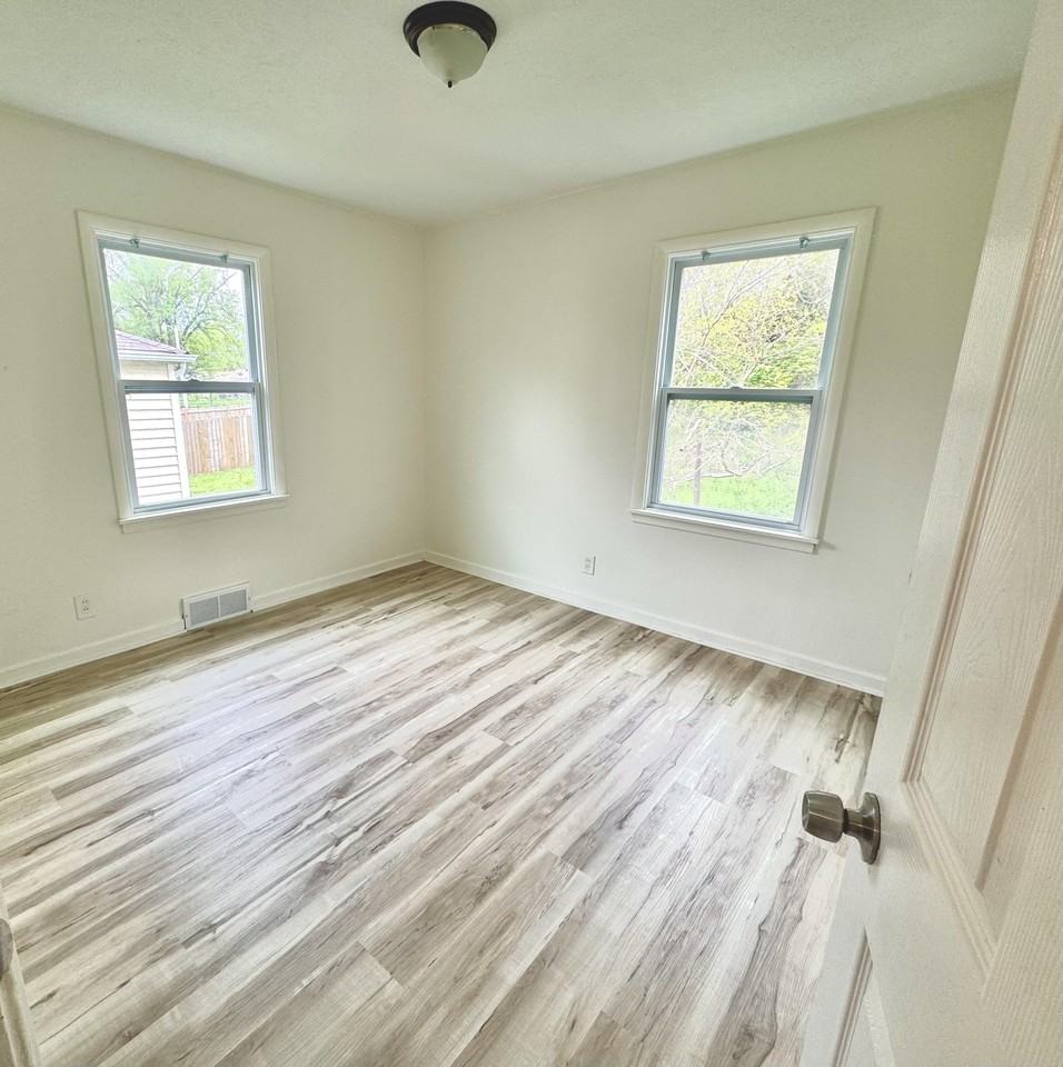 4022 N 42nd St #1 - Photo 6 of 15