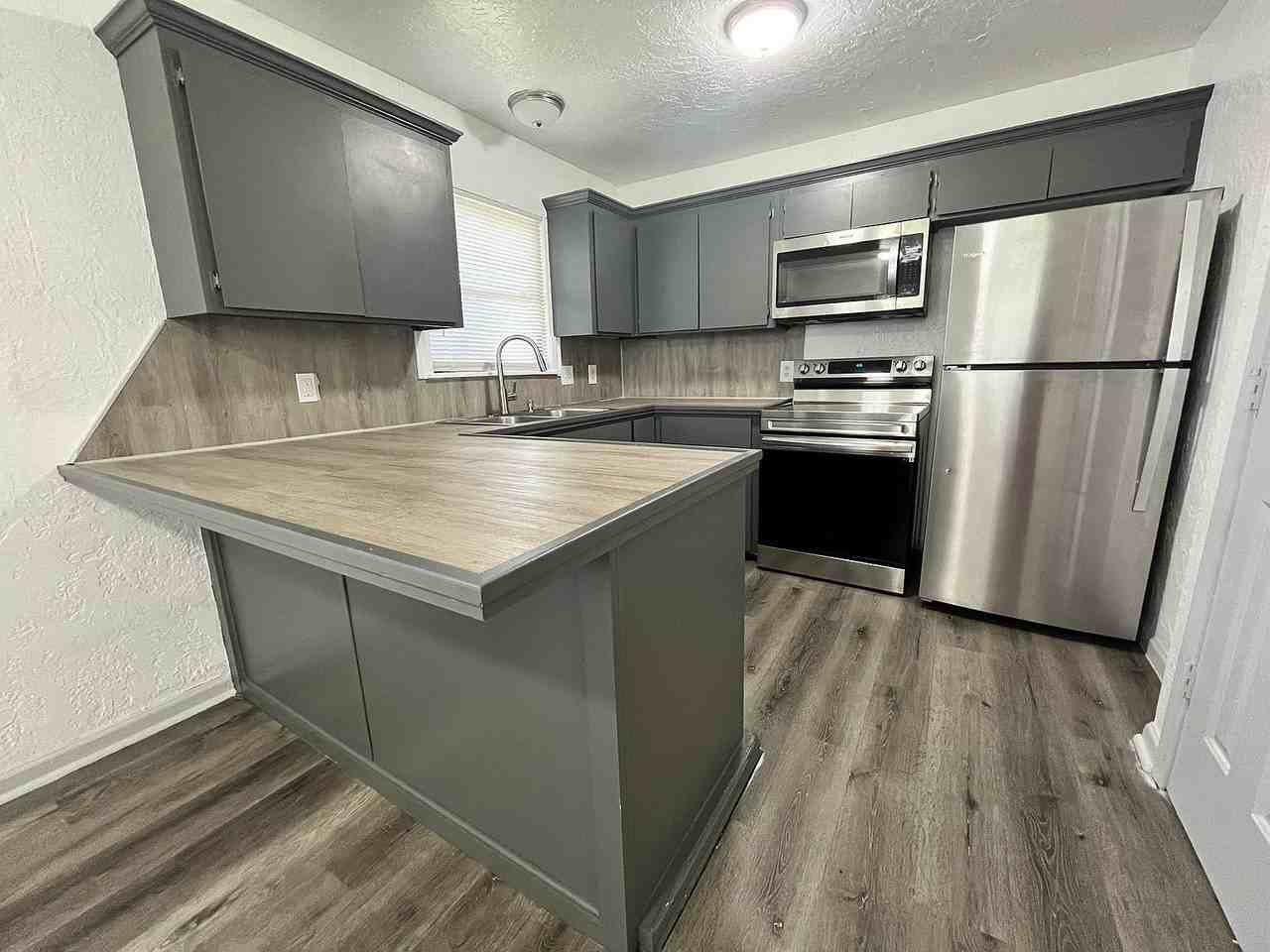 1413 Nw Ozmun Ave #1 - Photo 3 of 38