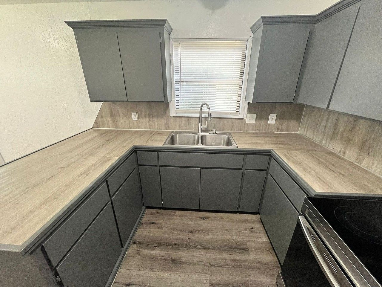 1413 Nw Ozmun Ave #1 - Photo 5 of 38