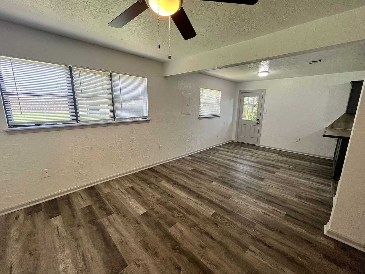 1413 Nw Ozmun Ave #1 - Photo 7 of 38