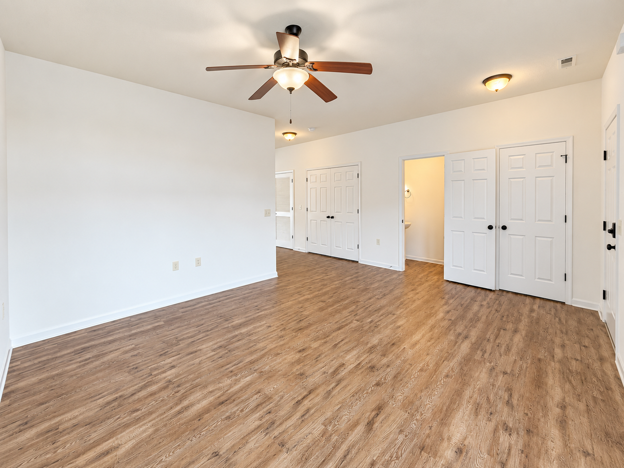 1023 Wellington Dr - Photo 2 of 12
