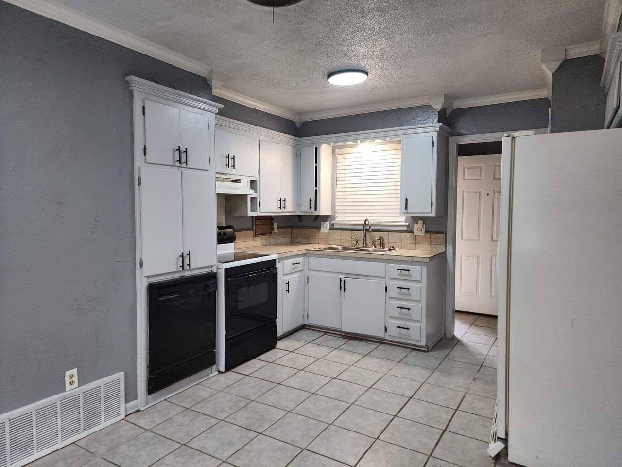 837 Fontana Ln #1 - Photo 4 of 39