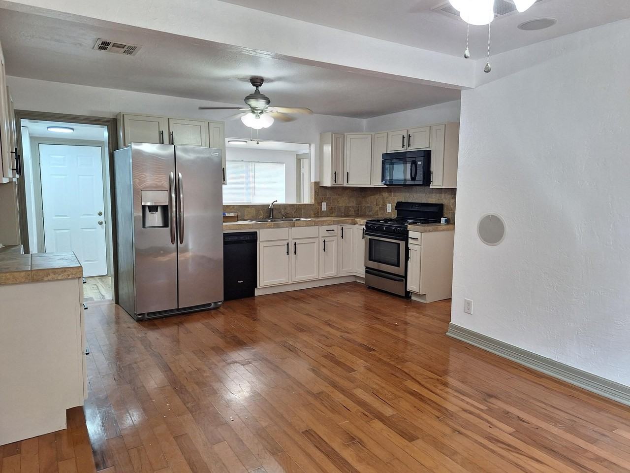 527 N Lahoma Ave #1 - Photo 3 of 44