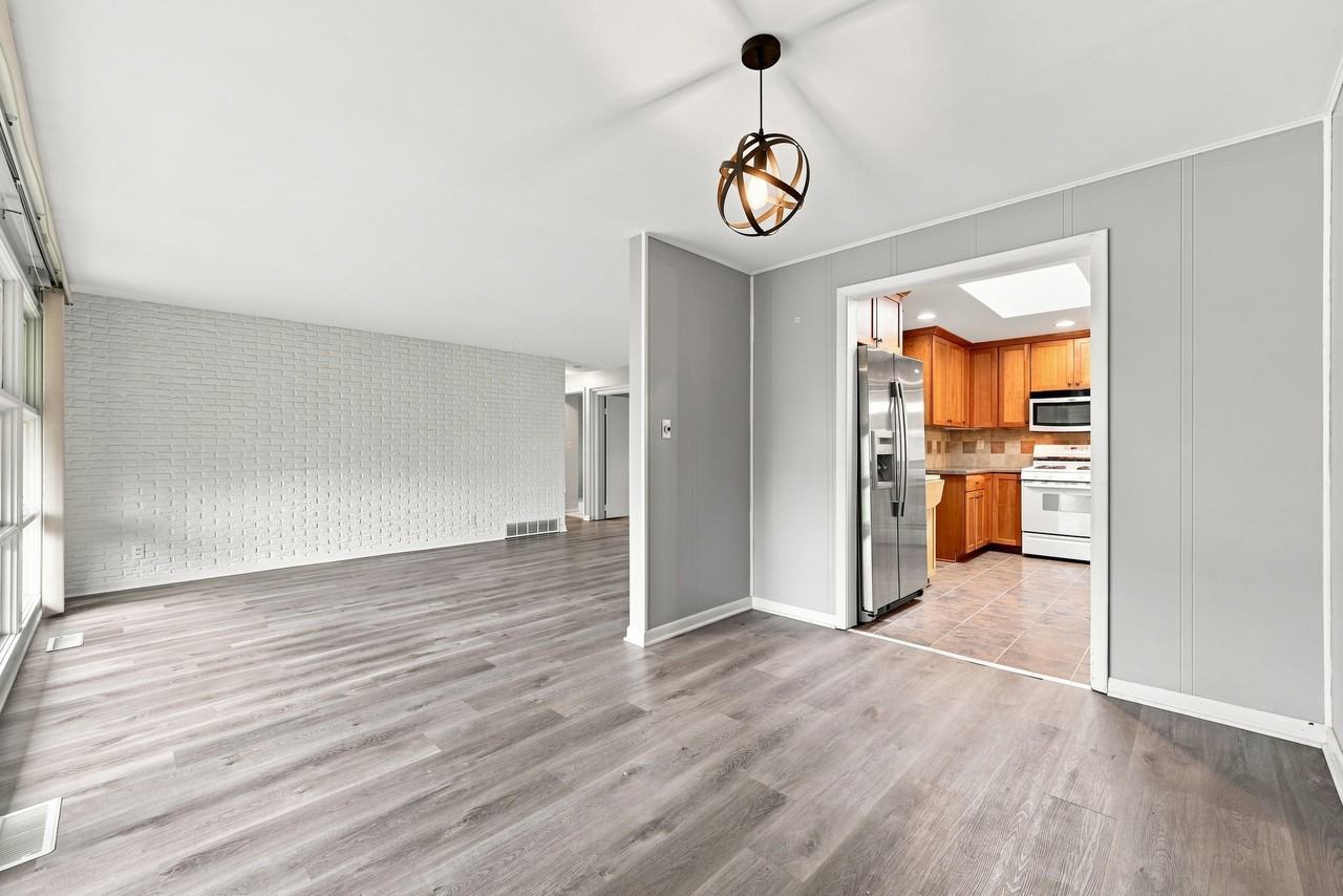 202 Jamaica Rd - Photo 2 of 20