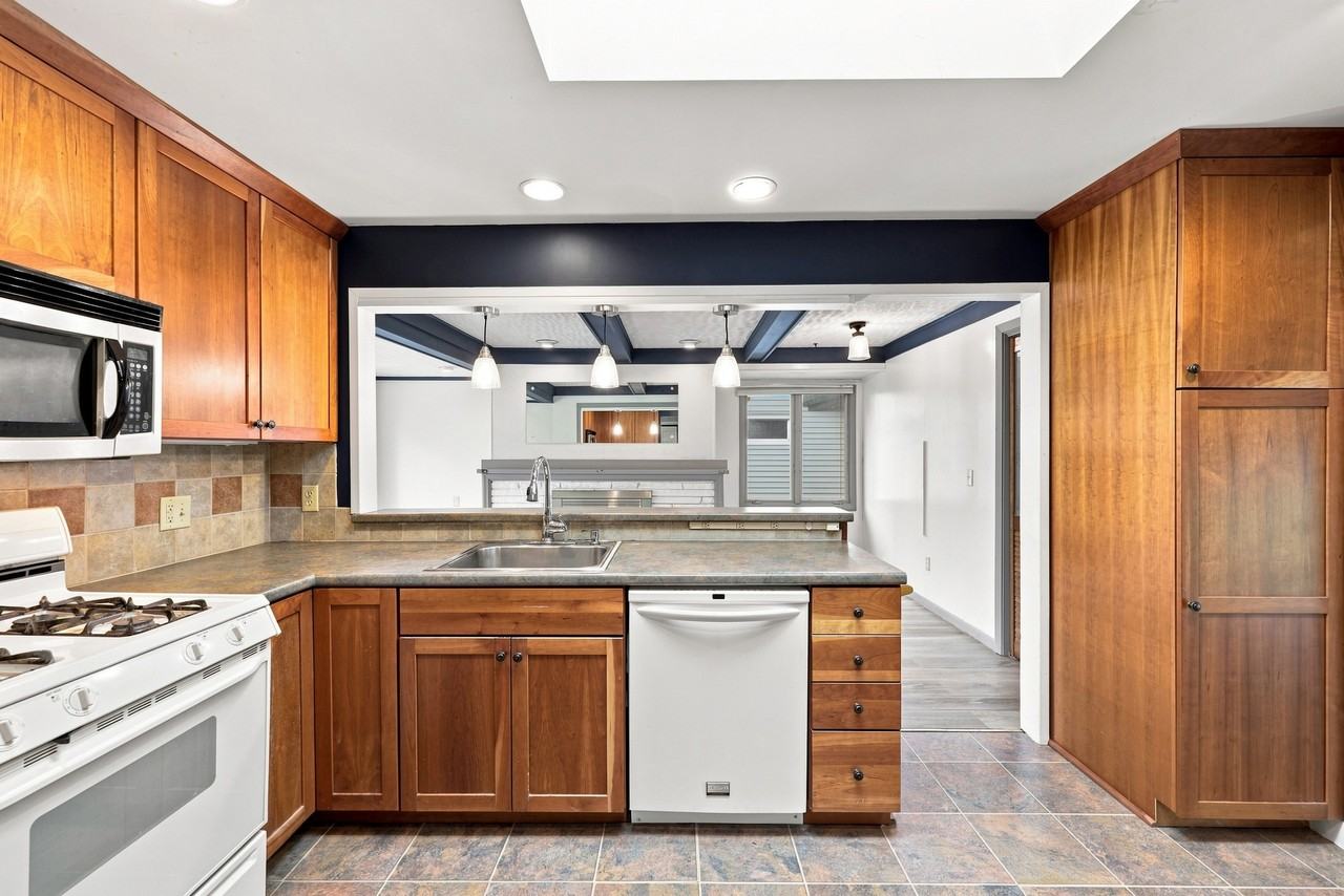 202 Jamaica Rd - Photo 6 of 20