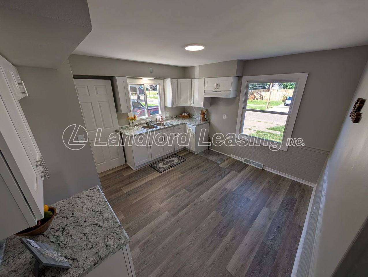 2935 Caroline Ave - Photo 4 of 18