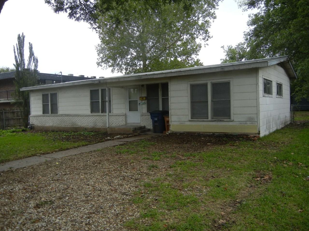 7002 Guadalupe St - Photo 3 of 14
