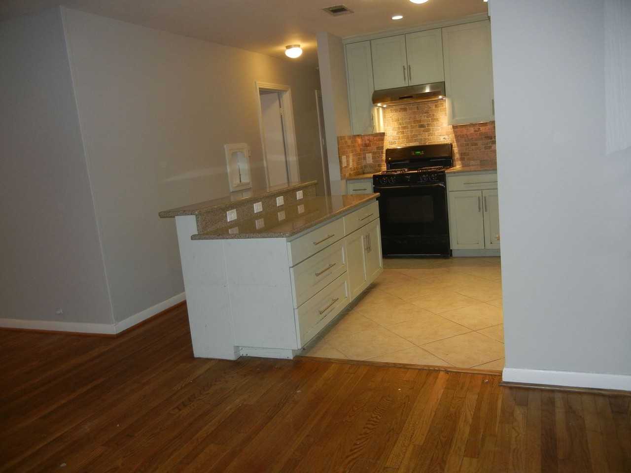 7002 Guadalupe St - Photo 6 of 14
