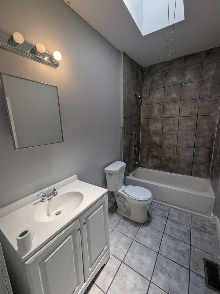 1833 W Butler St - Photo 3 of 9