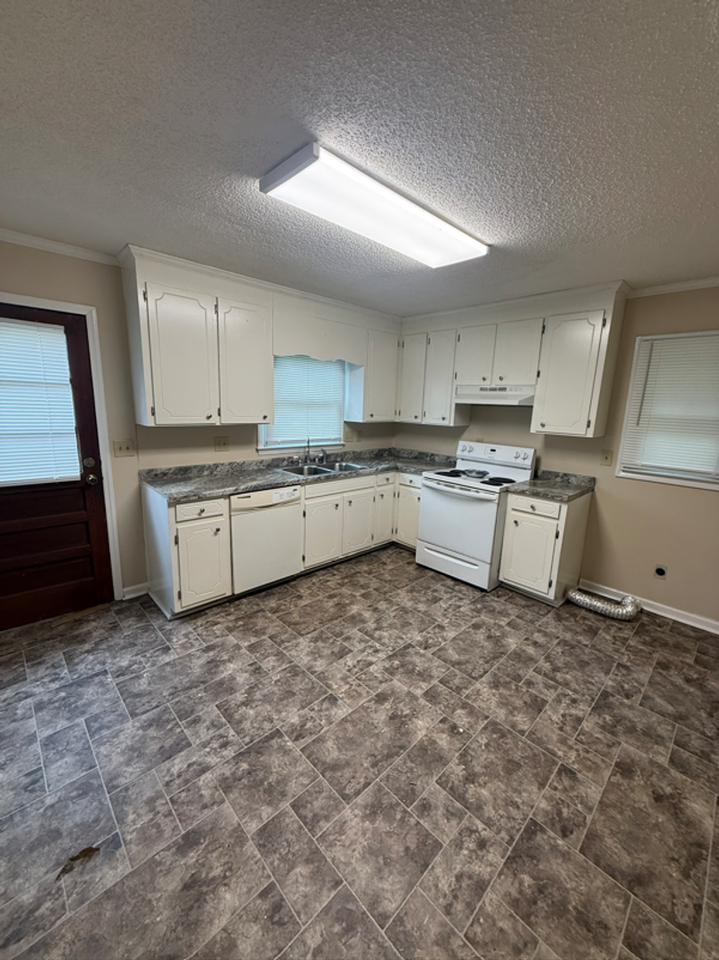 1102 Uwharrie St - Photo 2 of 6