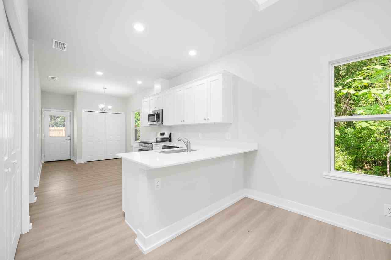 1951 Nw 34th Ave - Photo 3 of 10