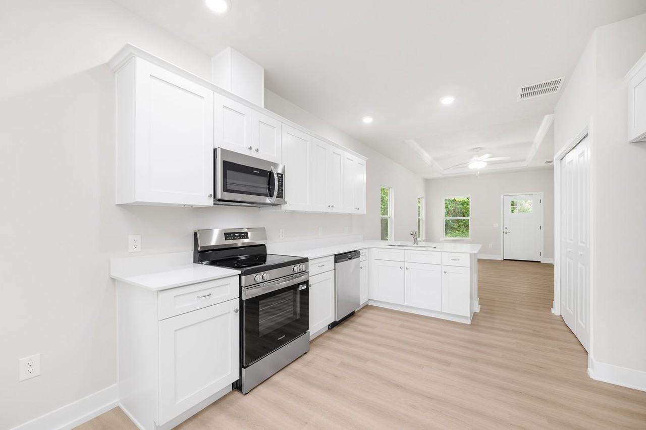 1951 Nw 34th Ave - Photo 4 of 10