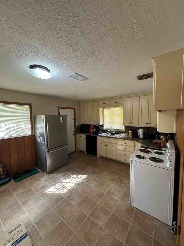 3508 Lynette Dr - Photo 2 of 10