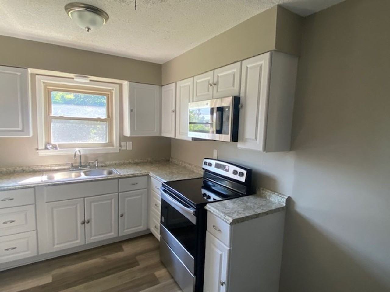 2500 Hillcrest Cir - Photo 3 of 13