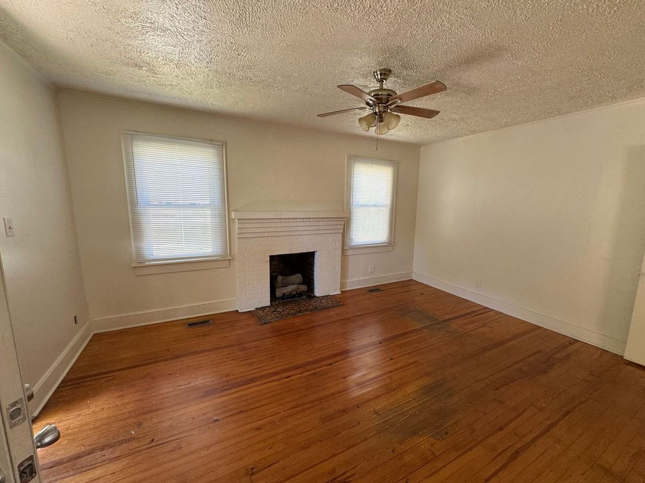 604 Hillcrest Dr - Photo 4 of 20