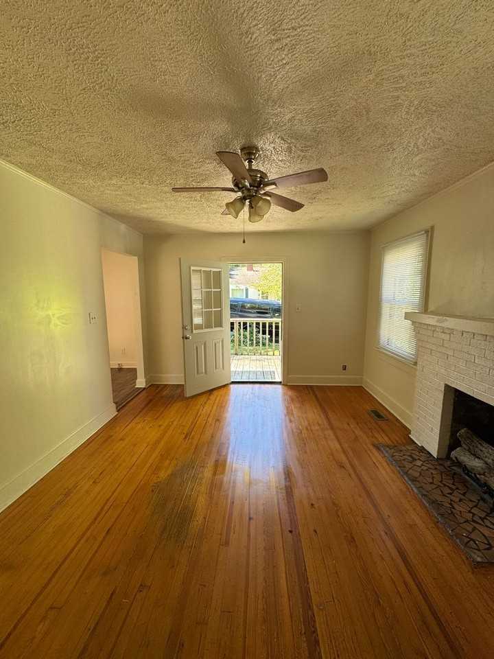 604 Hillcrest Dr - Photo 5 of 20