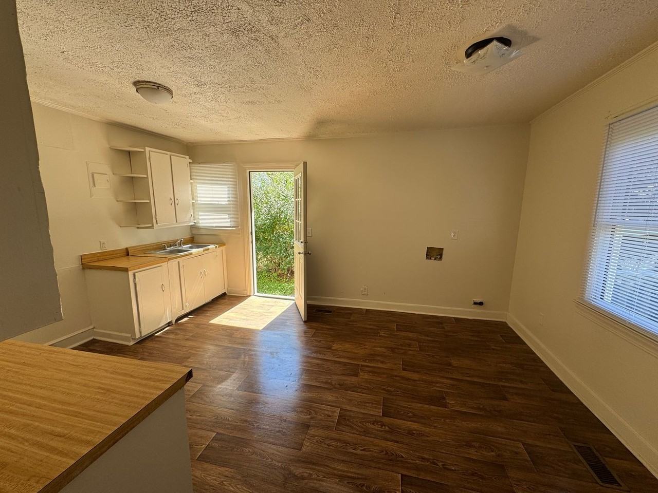 604 Hillcrest Dr - Photo 6 of 20