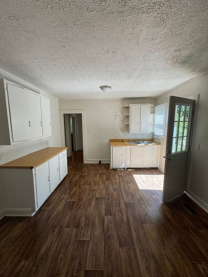 604 Hillcrest Dr - Photo 7 of 20