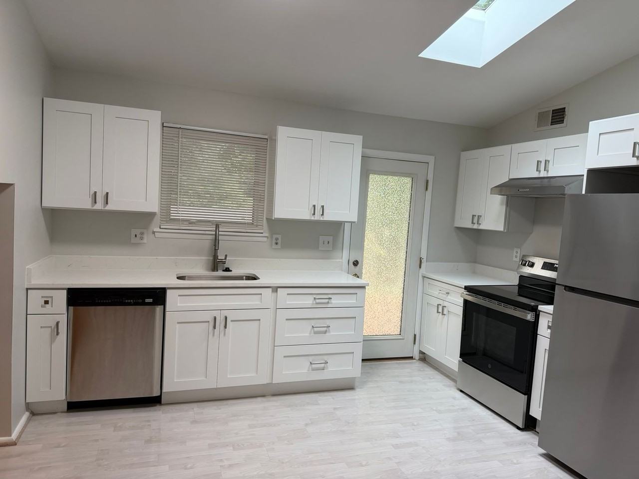 14015 Congress Dr - Photo 3 of 24
