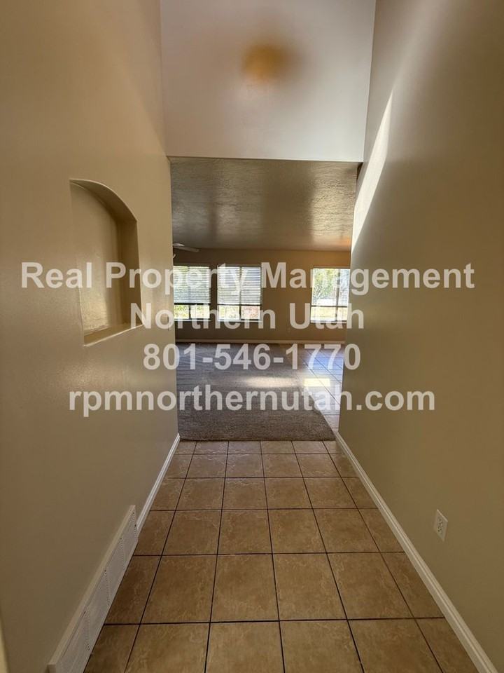 2726 W 2025 N - Photo 2 of 32