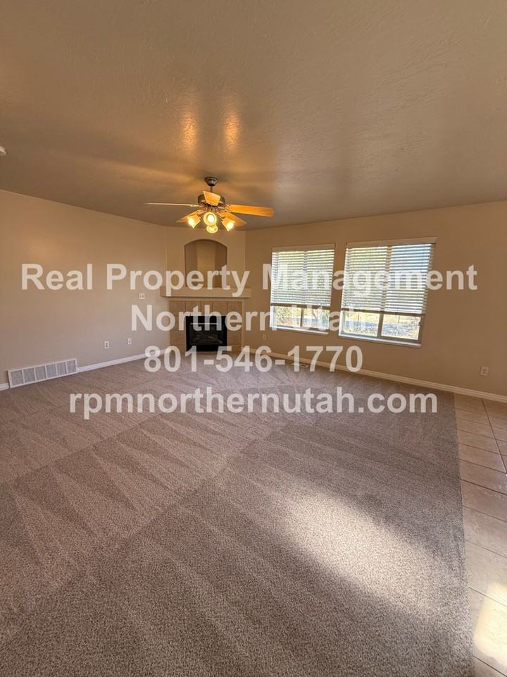 2726 W 2025 N - Photo 3 of 32