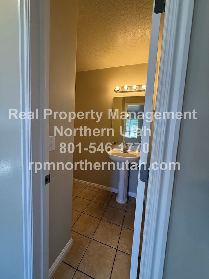 2726 W 2025 N - Photo 4 of 32