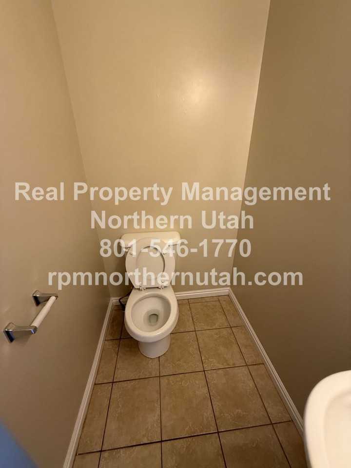 2726 W 2025 N - Photo 5 of 32