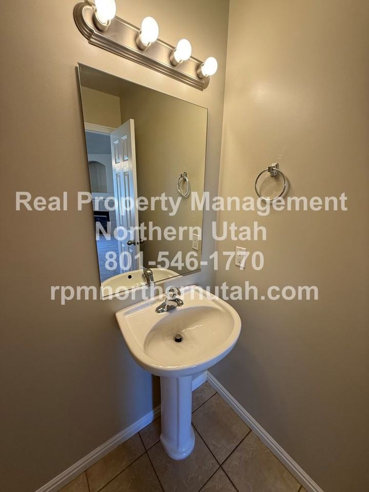 2726 W 2025 N - Photo 6 of 32