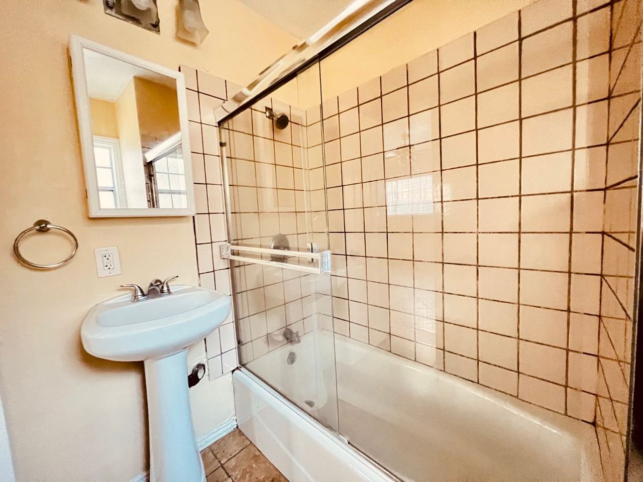 413 E Adair St - Photo 3 of 9