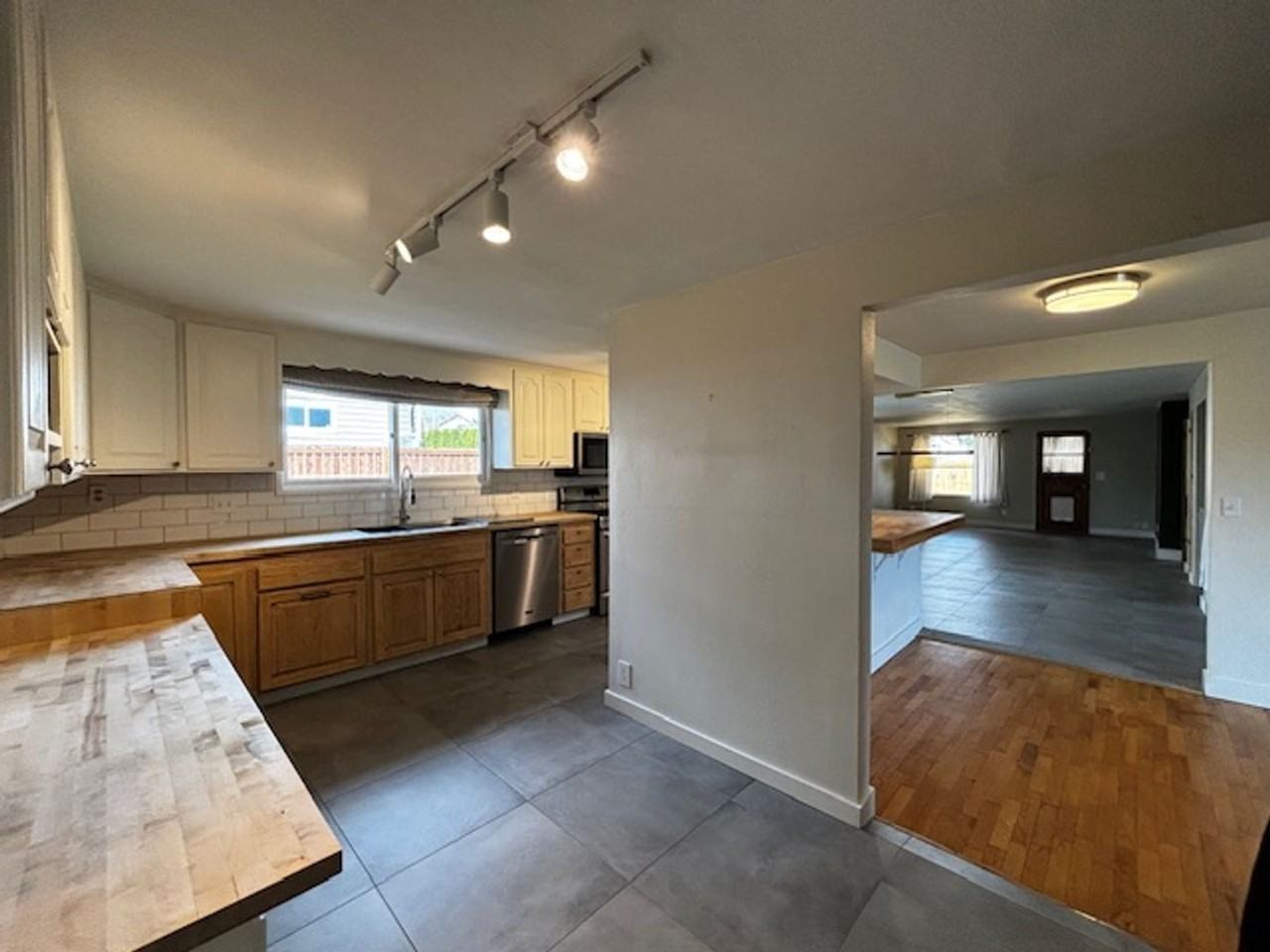 1873 Martin Rd - Photo 4 of 13
