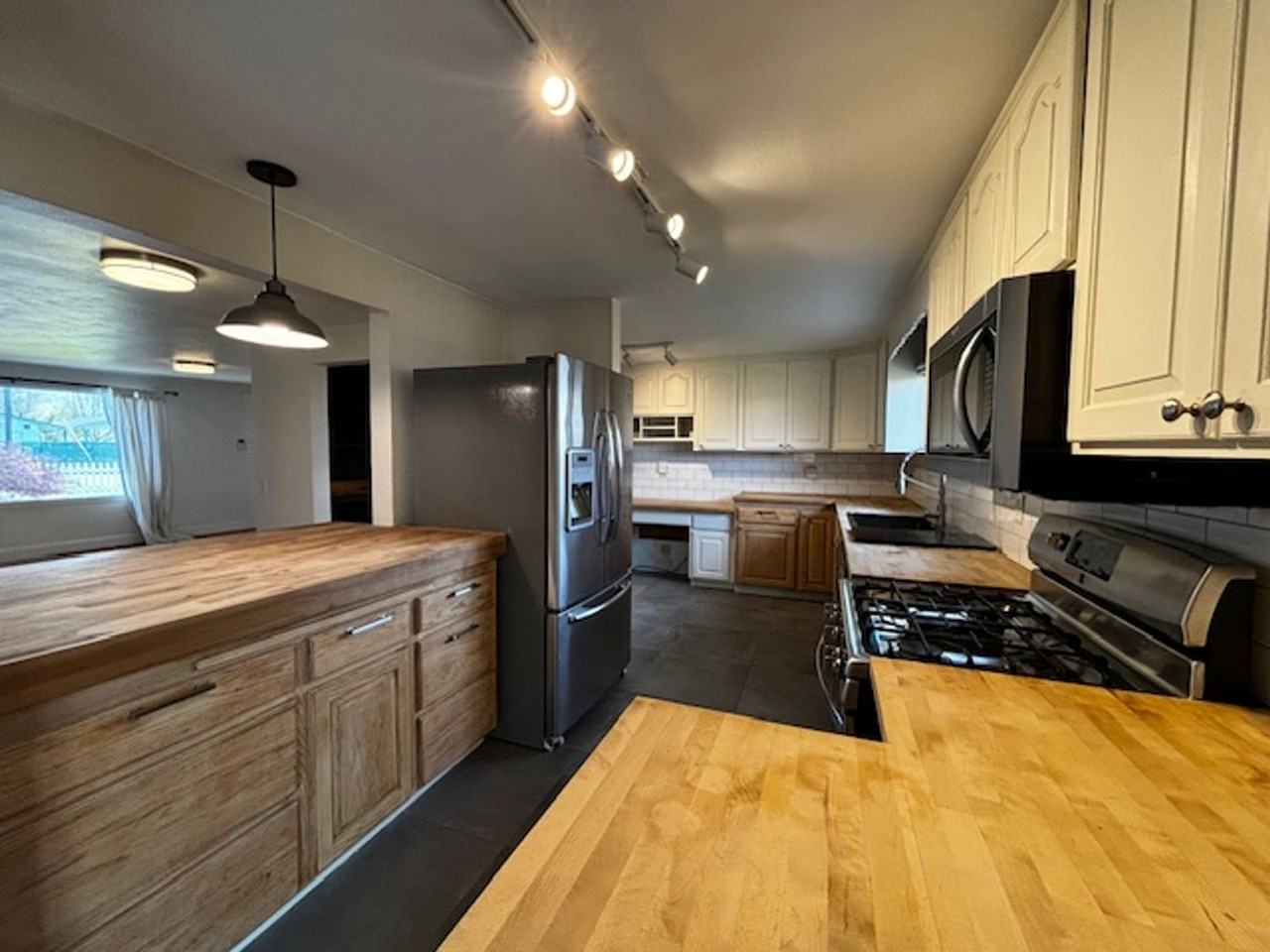 1873 Martin Rd - Photo 5 of 13
