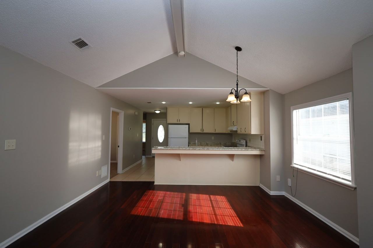 2747 Tyndall Dr - Photo 5 of 18