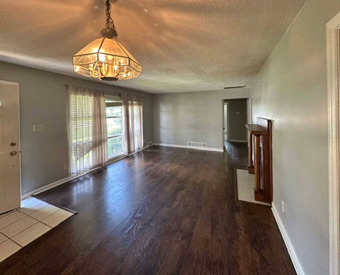 604 Cardinal Ln - Photo 3 of 8
