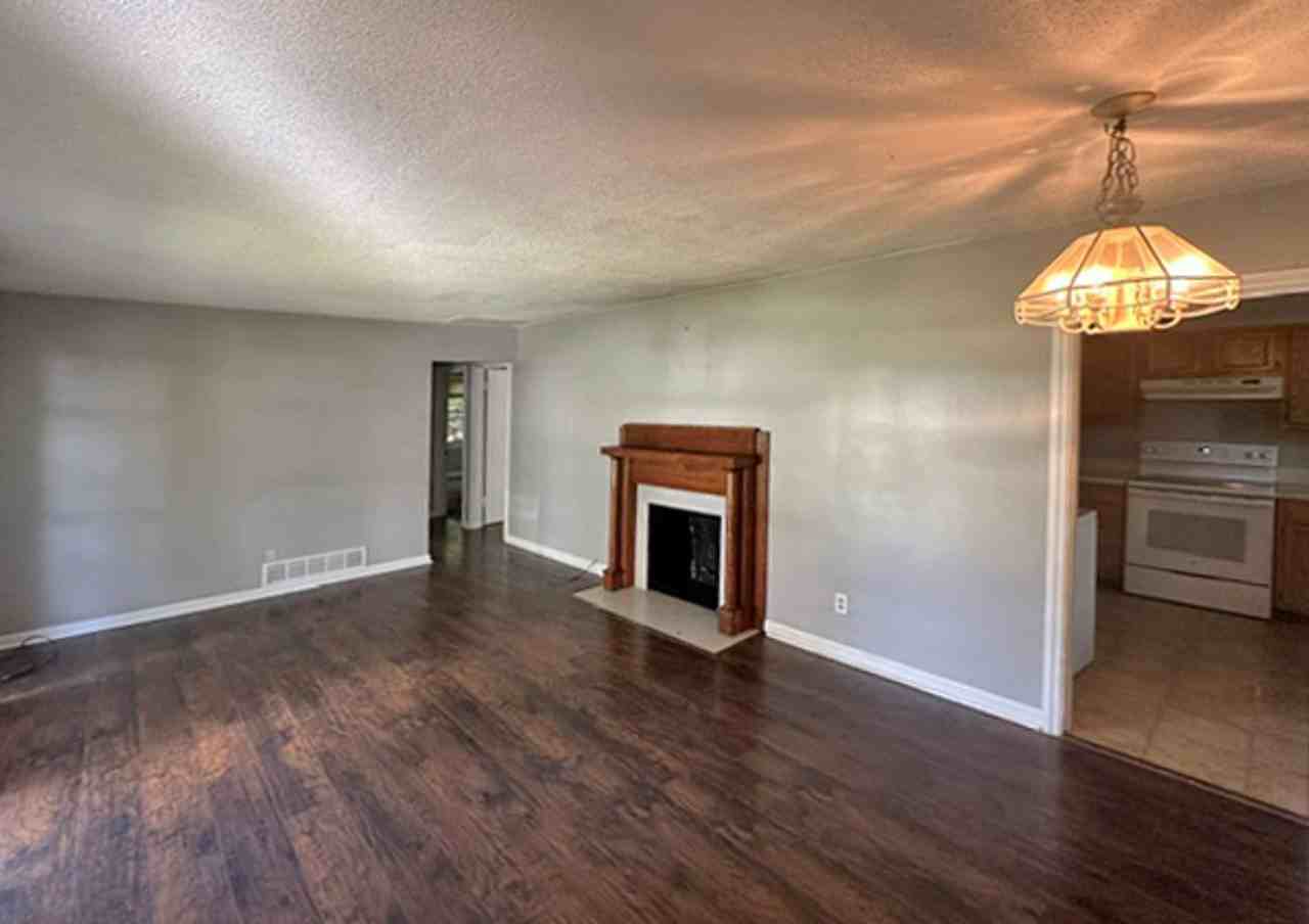 604 Cardinal Ln - Photo 4 of 8
