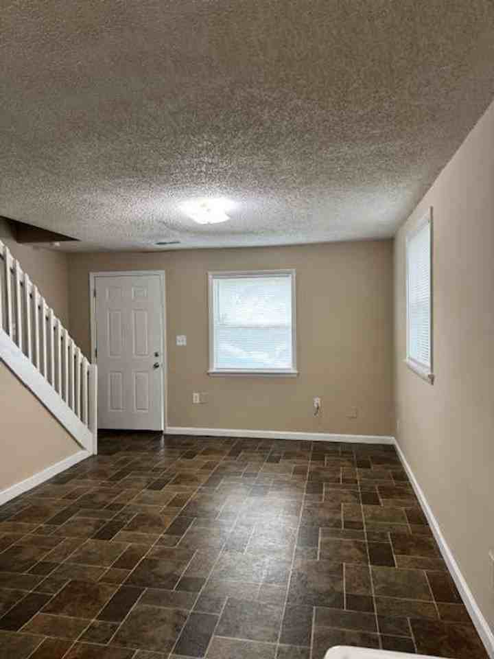 405 Myrtle St - Photo 6 of 11