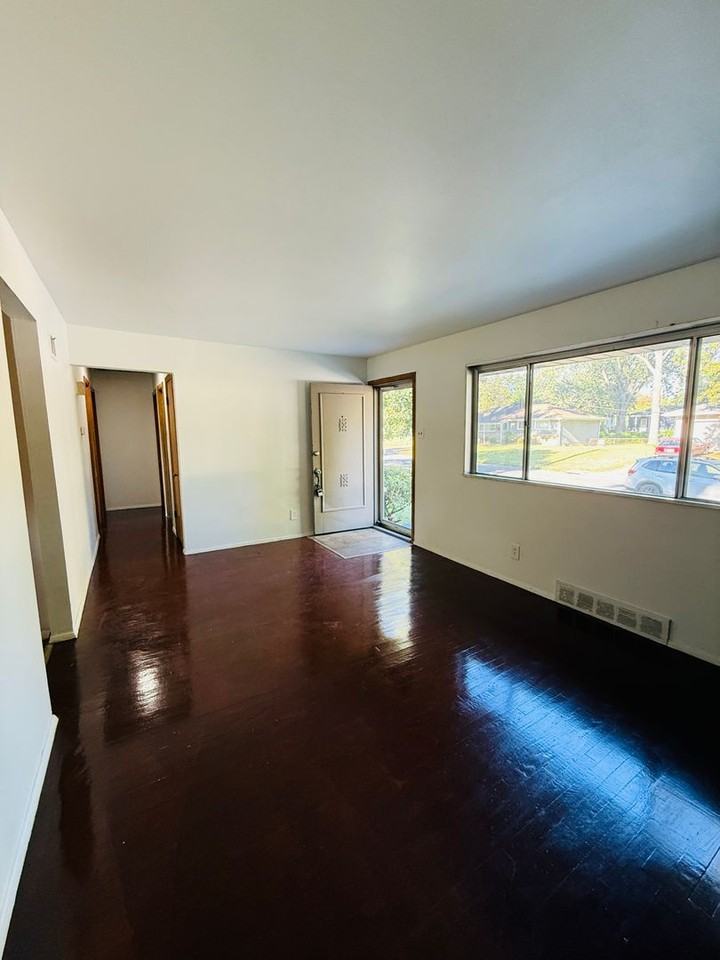 1710 Crosby Ln - Photo 3 of 21