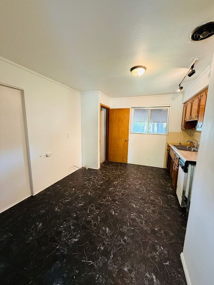 1710 Crosby Ln - Photo 4 of 21