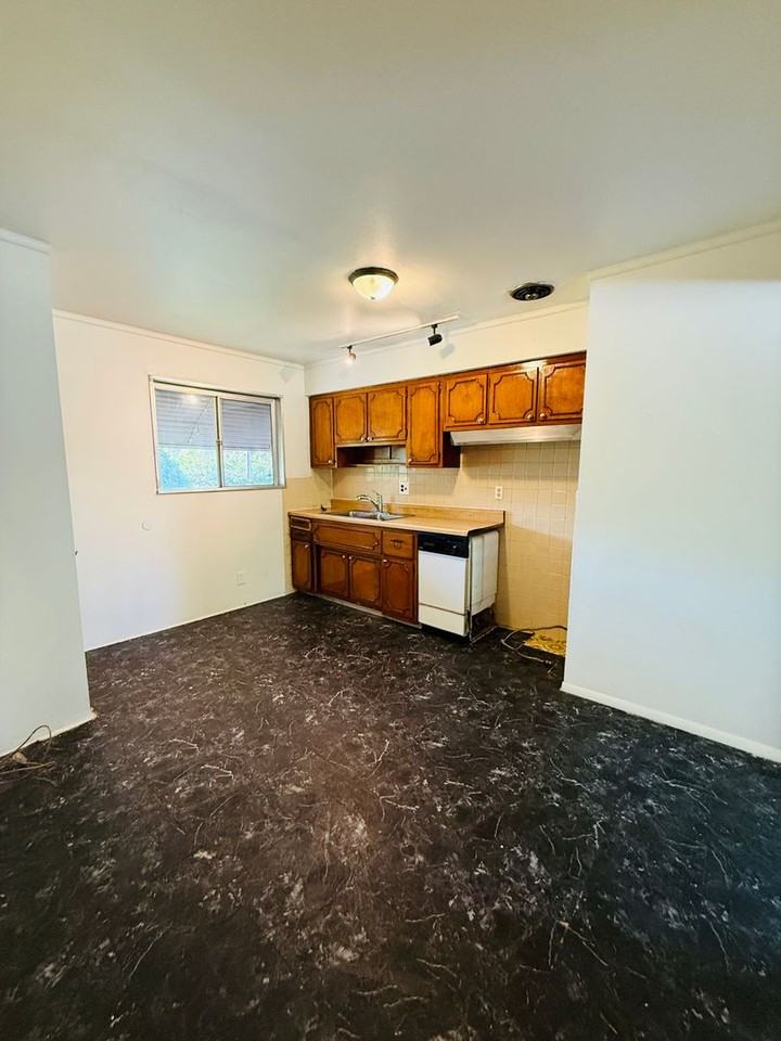 1710 Crosby Ln - Photo 5 of 21