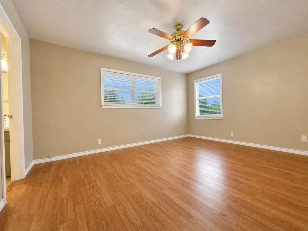 3413 Meadow Oaks Dr - Photo 2 of 10
