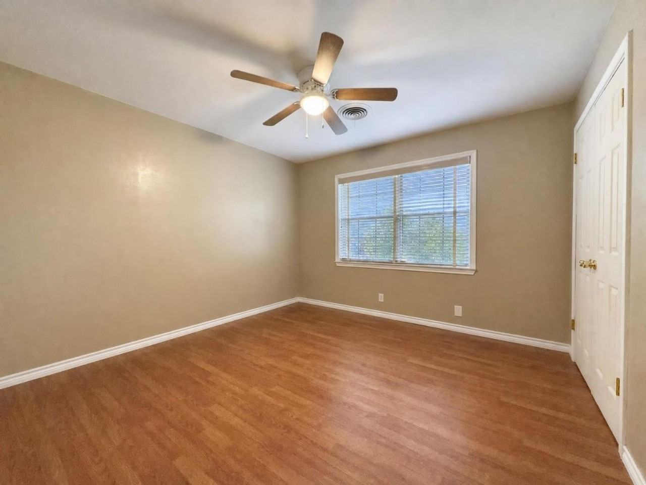 3413 Meadow Oaks Dr - Photo 3 of 10