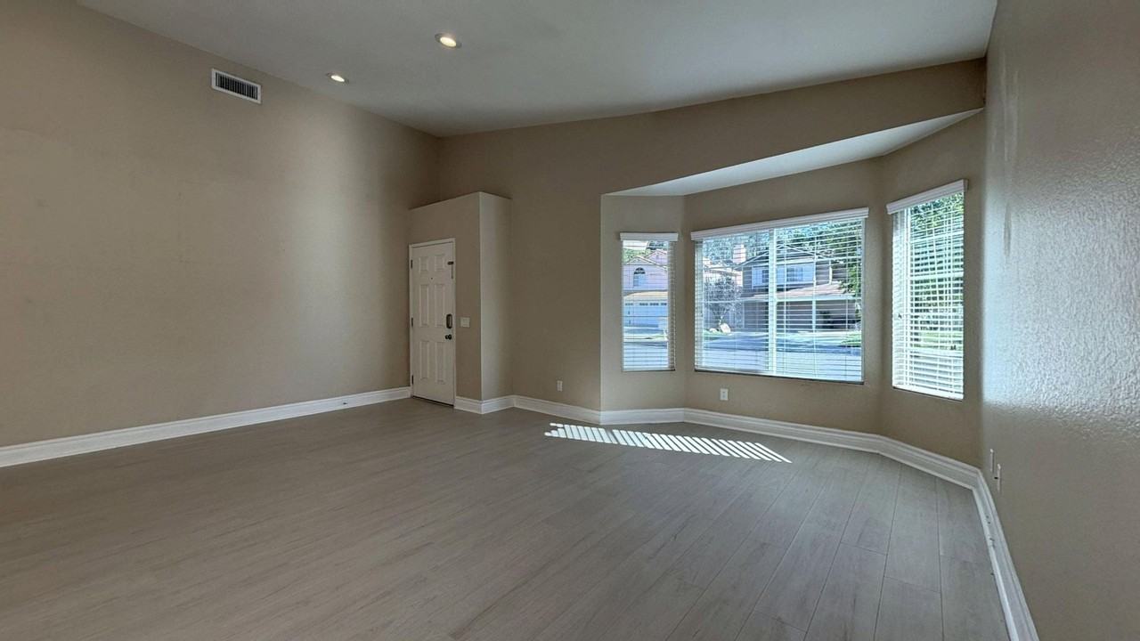23856 Creekwood Dr - Photo 4 of 28